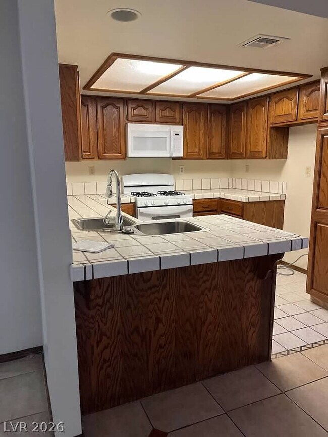 Building Photo - 600 Woodmount Dr
