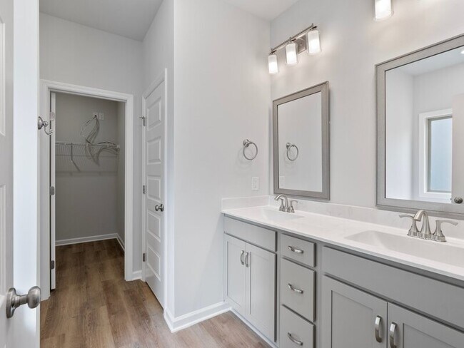 Building Photo - 210 Saddle St