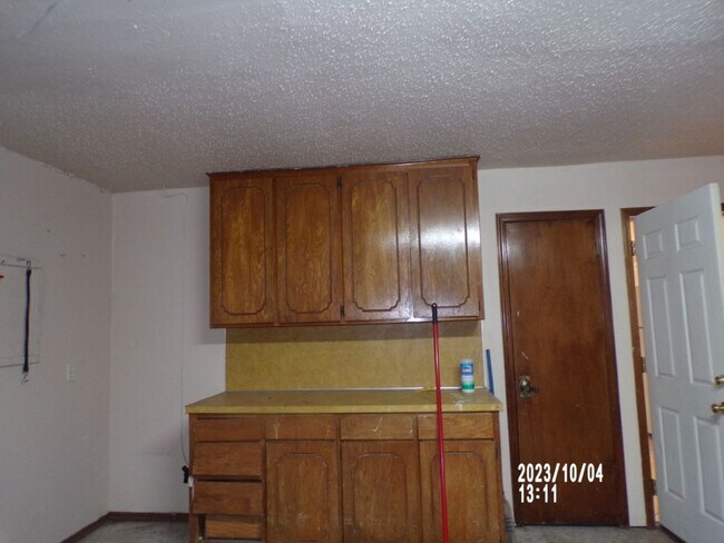 Building Photo - Large bedrooms, located on West side of town