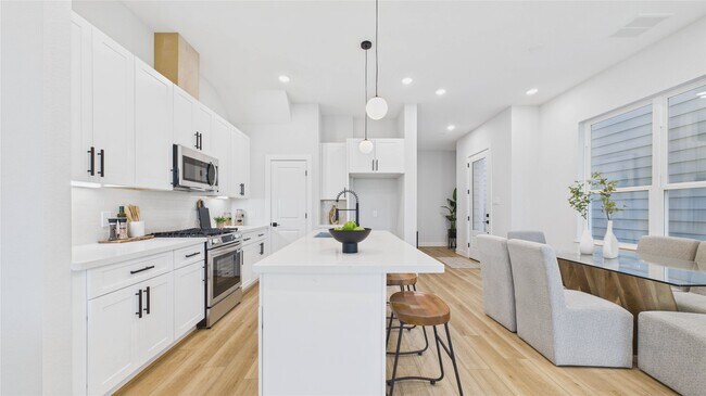 Building Photo - 5027 Golden Forest Dr