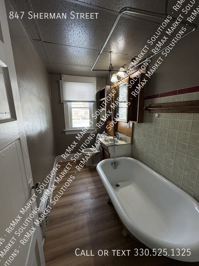 Building Photo - 847 Sherman St