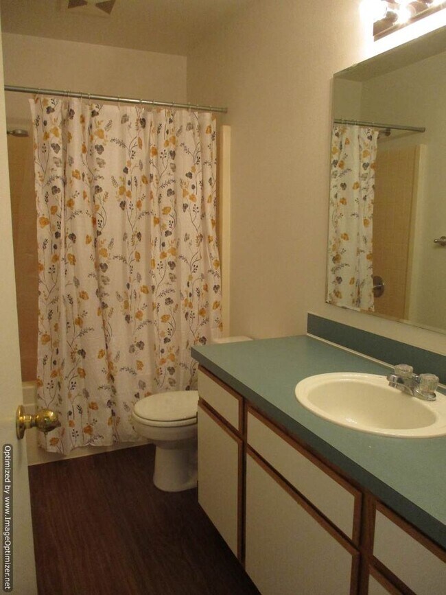 Building Photo - 2 Bedroom, 1.5 Bathroom Townhouse in Port ...