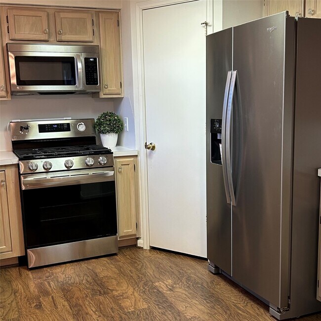 Building Photo - 8910 Driftstone Dr