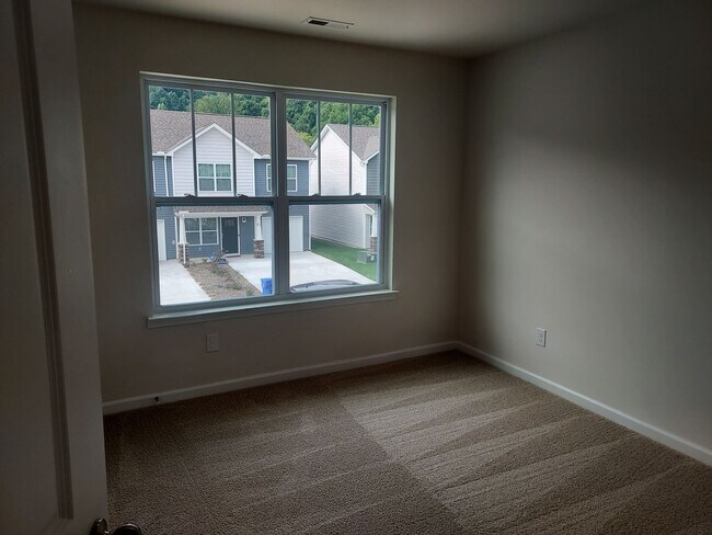 Building Photo - 120 Clear Creek Ln