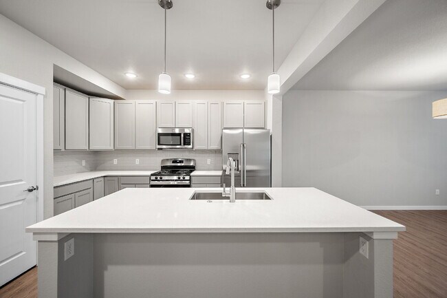 Building Photo - Modern 2 Bedroom, 2.5 Bathroom Townhome with a Loft, Central A/C, Gas Fireplace, and Washer and D...