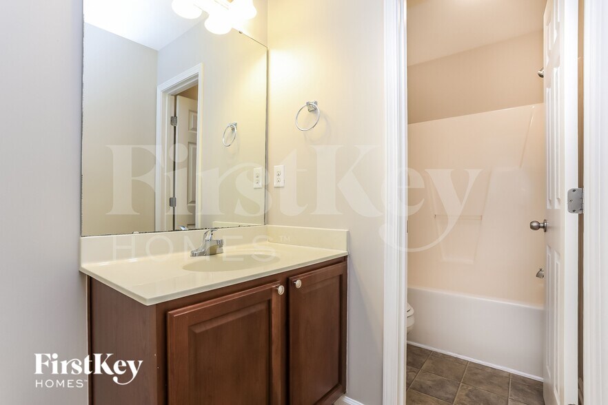 Building Photo - 5921 Sandpiper Farm Ln