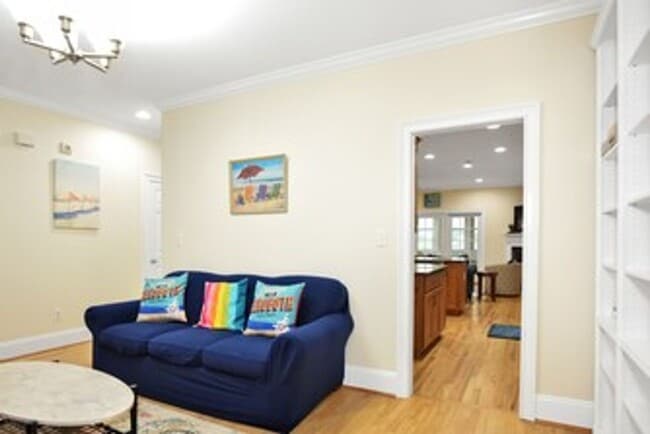 Building Photo - Furnished 3-bedroon townhouse end-unit for...