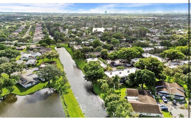 Building Photo - 8511 Old Country Manor