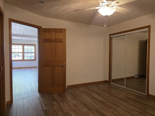 Building Photo - Multi generational Home New London