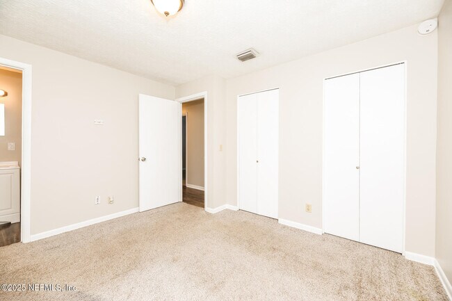 Building Photo - 10962 Luana Dr N