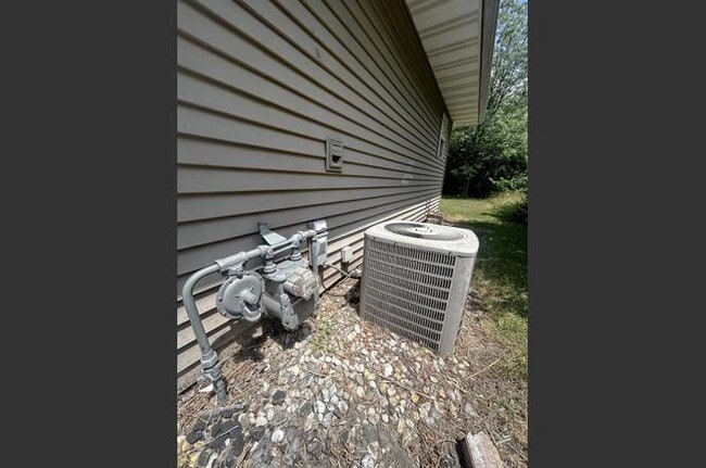 Building Photo - Tedmark Duplex 2