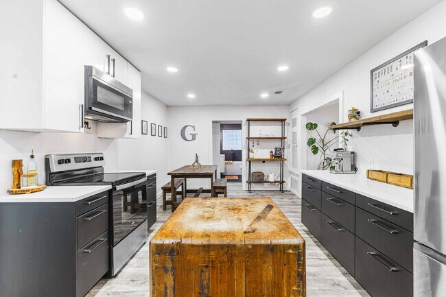 Building Photo - Timeless Charm Meets Modern Comfort in Brookview