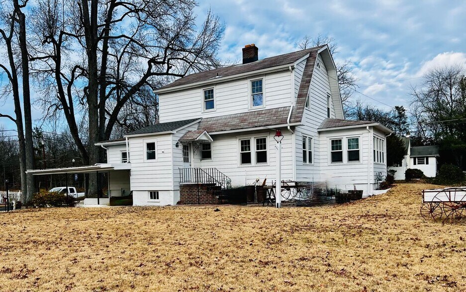 Building Photo - 222 Berlin Rd N