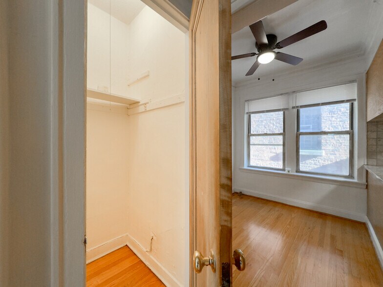 Building Photo - 522 W Surf St