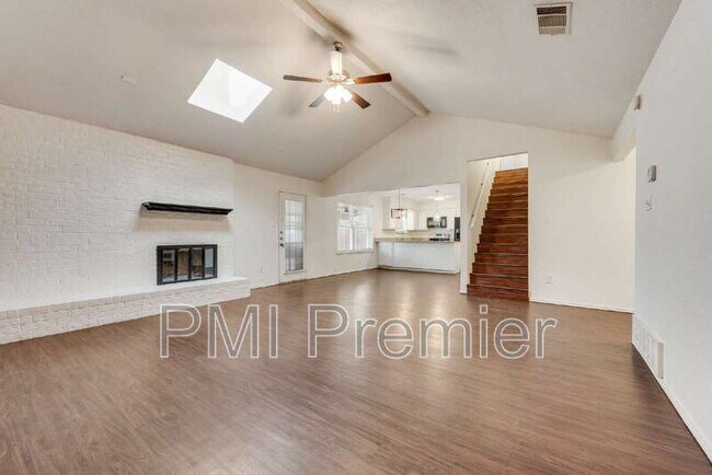 Building Photo - 516 Roberts Dr