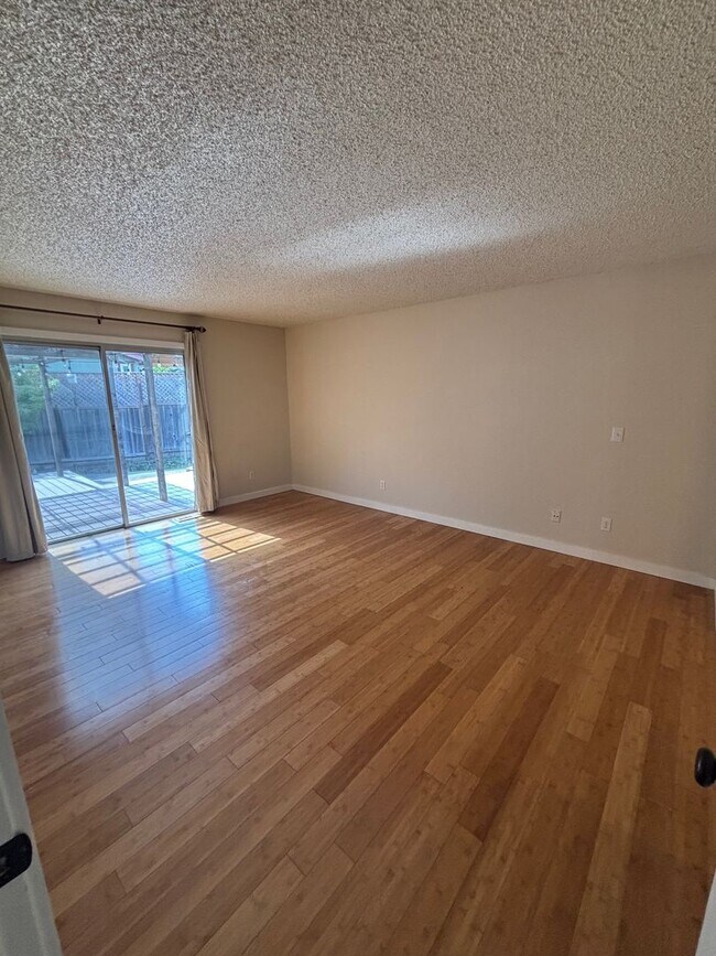 Building Photo - !!! MOVE IN SPECIAL - $500 OFF FIRST MONTH'S RENT!!!! 3 bedroom 2 bathroom Single Family Home wit...