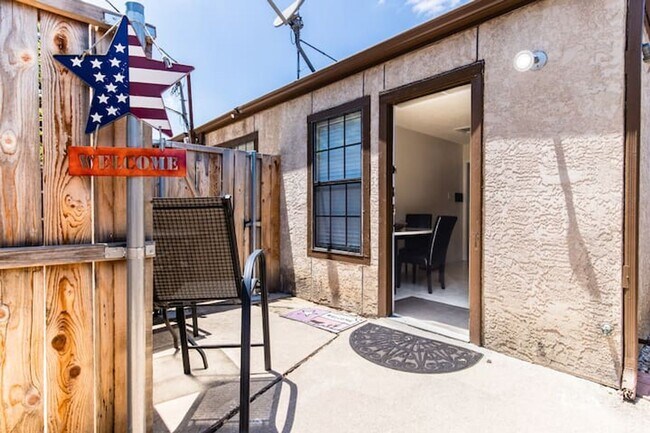 Building Photo - 3/2 Attached House in Wilshire Heights!