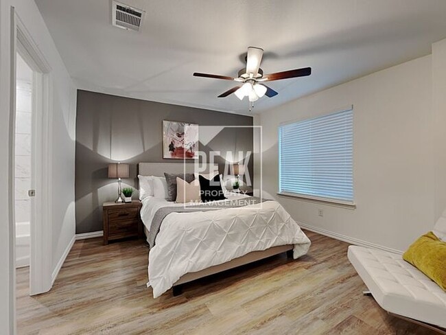 Building Photo - Beautiful Townhome: 3 Bed/2.5 Bath located...