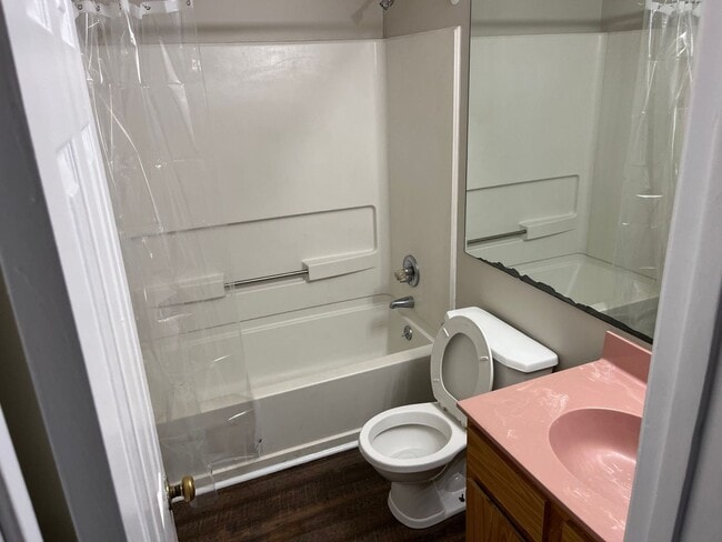 Building Photo - Inviting 3-bedroom, 2-bathroom Home on a C...