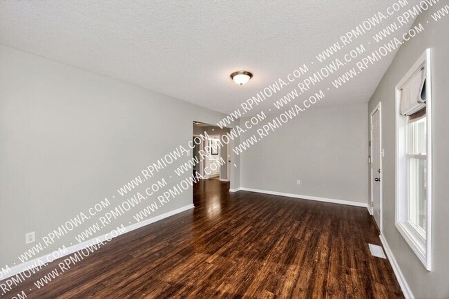 Building Photo - 6717 Roseland Dr