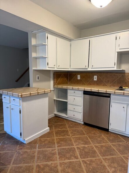 Building Photo - 5200 Hilltop Dr