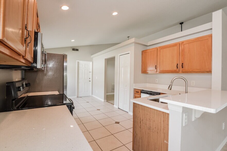 Building Photo - 1319 Acorn Cir