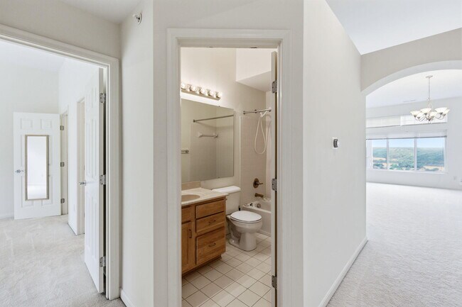 Building Photo - 323 Skyview Ct