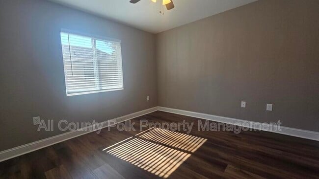 Building Photo - 1104 N Vermont Ave