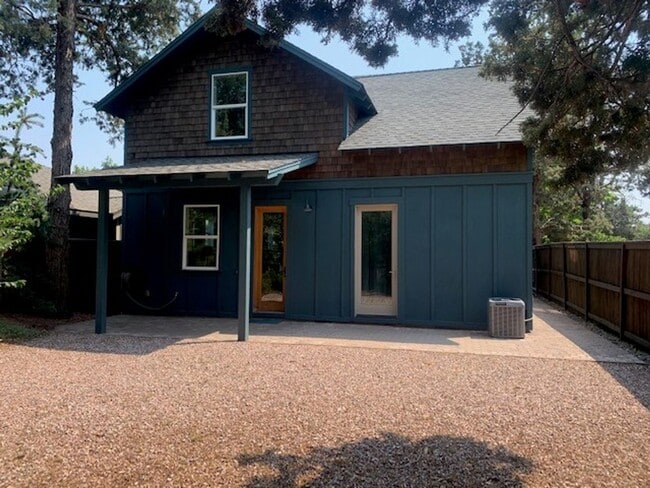 Building Photo - 3 Bed/2.5 Bath Single Family Home in NE Bend