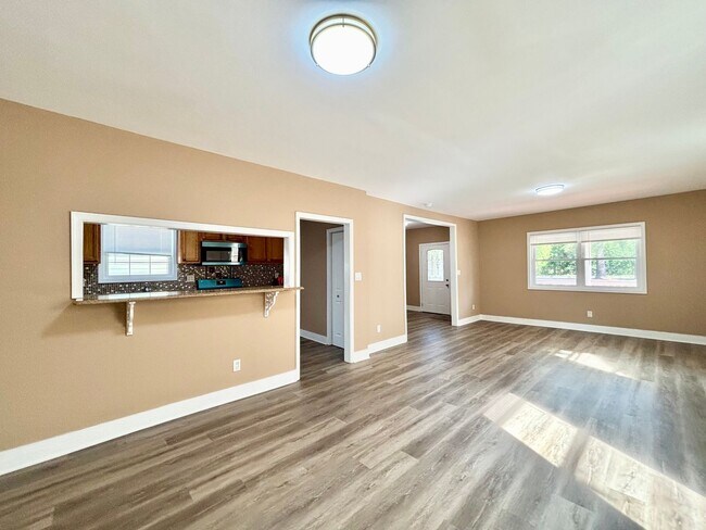 Building Photo - 2841 Earlscourt Ave