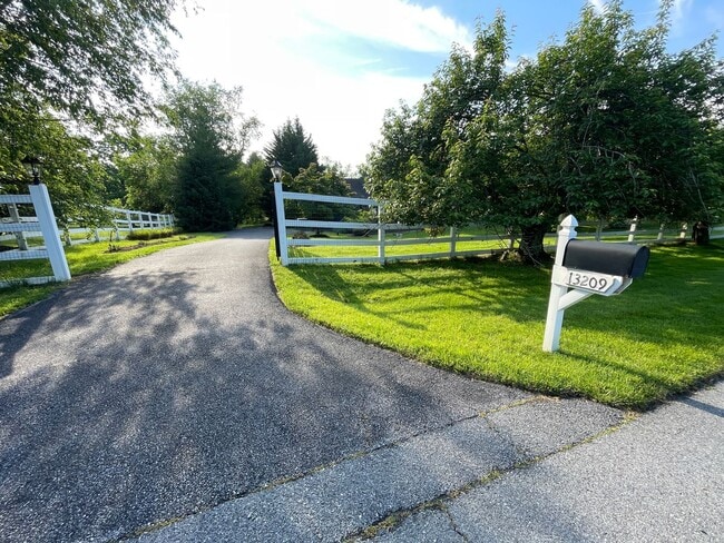 Building Photo - 13209 Lantern Hollow Dr