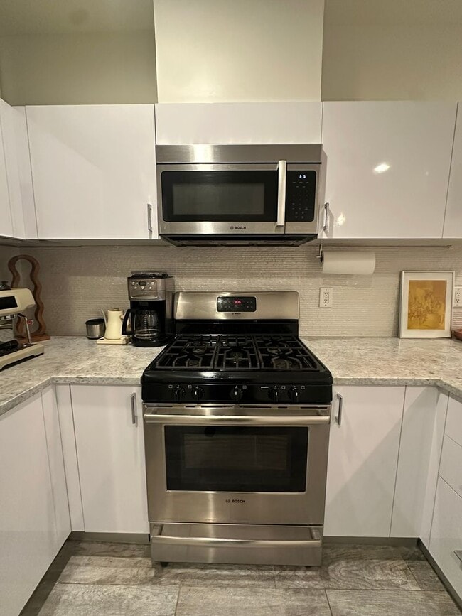 Building Photo - 1 Bedroom, 2 Bath Condo