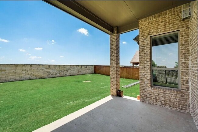 Building Photo - 2216 Grant Pk Wy