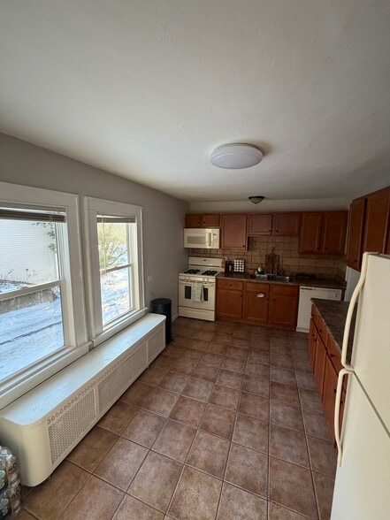 Building Photo - 2048 N Sheridan Rd