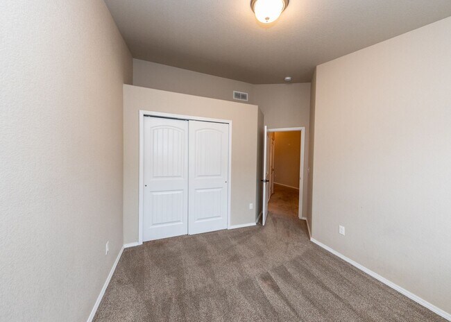 Building Photo - Newer Townhome Near Briargate