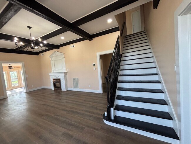 Building Photo - Newly Renovated Stunning Home