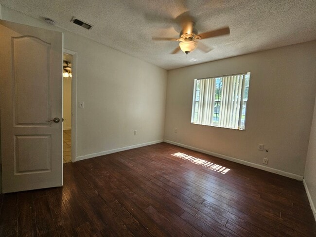 Building Photo - Cozy 3 Bedroom 2 bathroom Home in Prime Or...