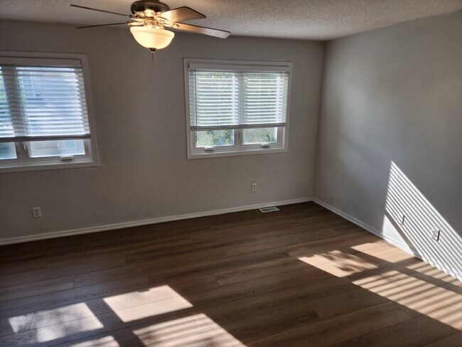 Building Photo - 811 Burr Oaks Dr