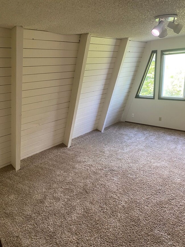 Building Photo - 3 bedroom 1.5 Bath Tandem Home!