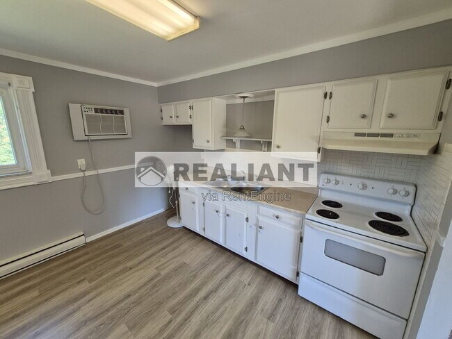 Building Photo - 5085 Wooddale Dr