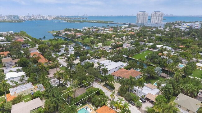 Building Photo - 1045 NE 84th St