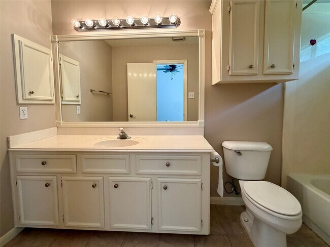 Building Photo - 4006 Hunnington Dr