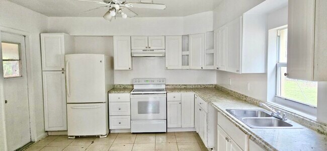 Building Photo - 2325 Johnson St