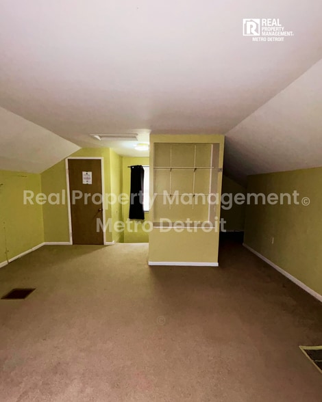 Building Photo - 823 E Second St