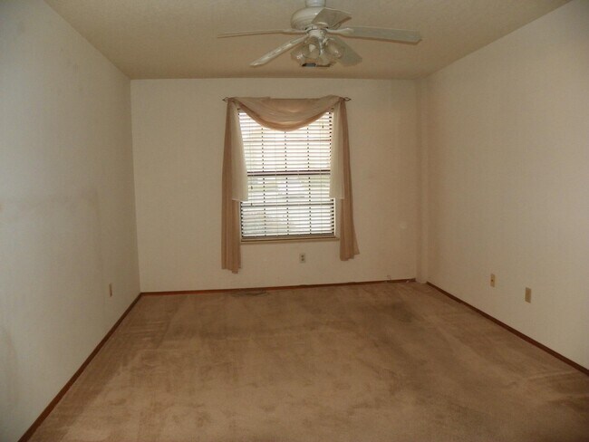 Building Photo - 813 Country Club Dr SE