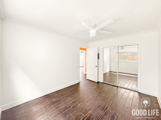 Building Photo - Coastal 2BR Unit in Pacific Beach with Parking & On-Site Amenities