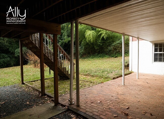 Building Photo - 1605 Cambridge Cir