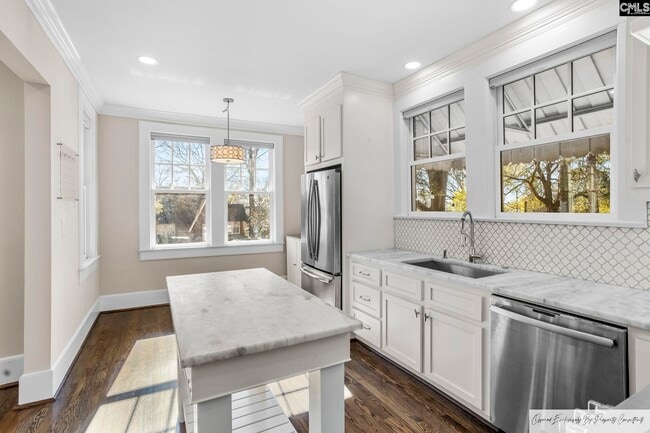 Building Photo - 1701 Pinewood Dr