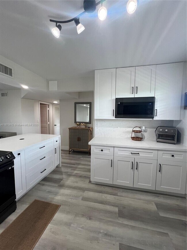 Building Photo - 4950 E Sabal Palm Blvd