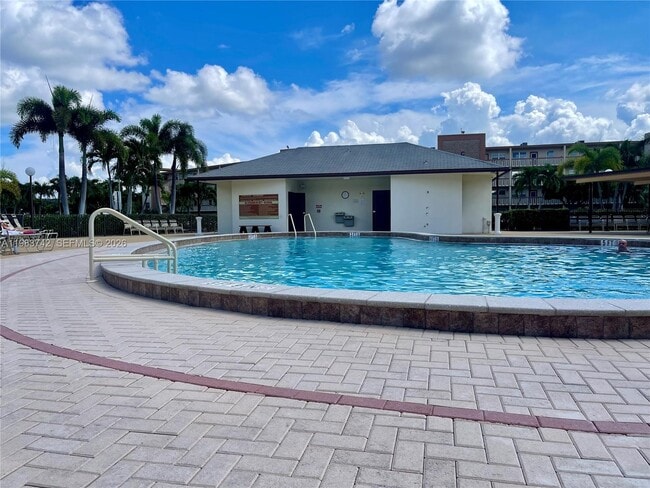 Building Photo - 2042 Newcastle A